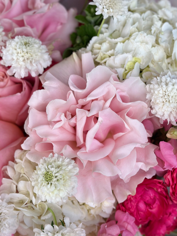 БОЛЬШОЙ ТОРЖЕСТВЕННЫЙ БУКЕТ С ПИОНОВИДНОЙ РОЗОЙ