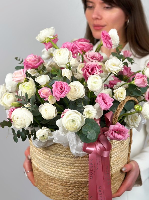 КОРЗИНА С РАНУНКУЛЮСАМИ, ЭУСТОМОЙ И ЭВКАЛИПТОМ