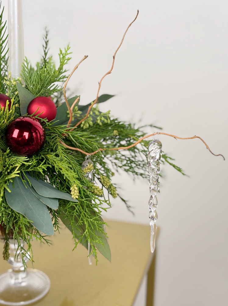 ХВОЯ В БОКАЛЕ СО СВЕЧЕЙ В КРАСНОМ ОТТЕНКЕ