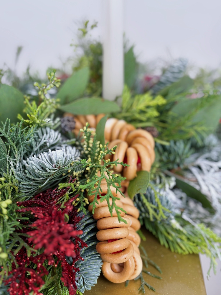 НАСТОЛЬНАЯ КОМПОЗИЦИЯ ИЗ НАТУРАЛЬНОЙ ХВОИ В РУССКОМ СТИЛЕ СО СВЕЧАМИ