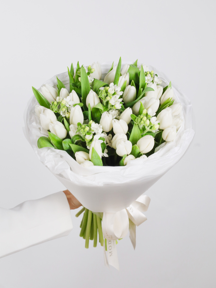 БУКЕТ С БЕЛЫМИ ТЮЛЬПАНАМИ  И ОКСИПЕТАЛУМОМ