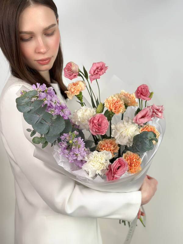 БУКЕТ В ПАСТЕЛЬНЫХ ОТТЕНКАХ С МАТТИОЛОЙ, ЭУСТОМОЙ И ГВОЗДИКОЙ