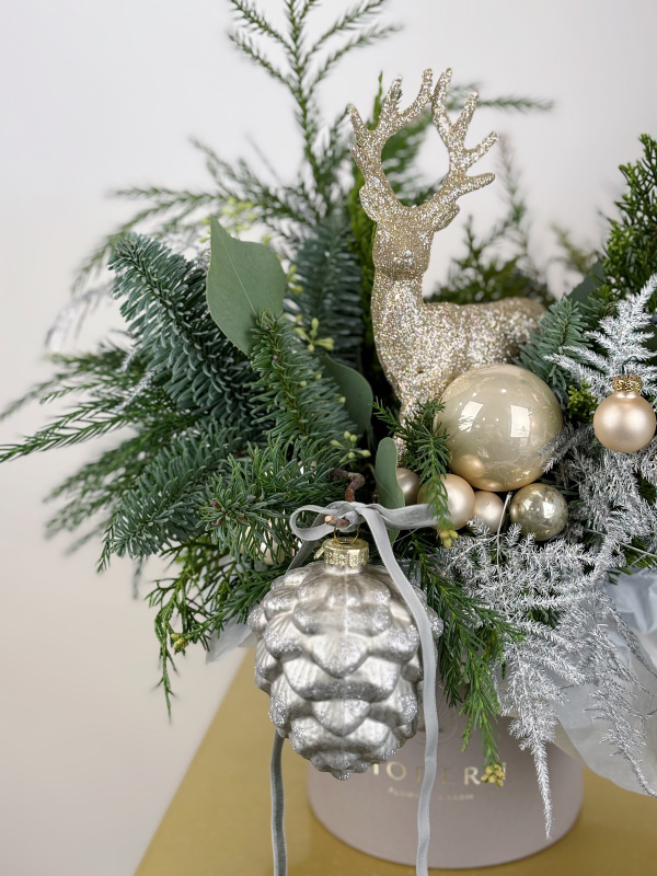 КОМПОЗИЦИЯ ИЗ НАТУРАЛЬНОЙ ХВОИ И НОВОГОДНИМ ДЕКОРОМ