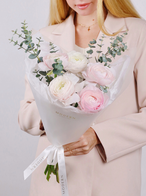 БУКЕТ ИЗ РАНУНКУЛЮСОВ 5 ШТ И ЭВКАЛИПТА