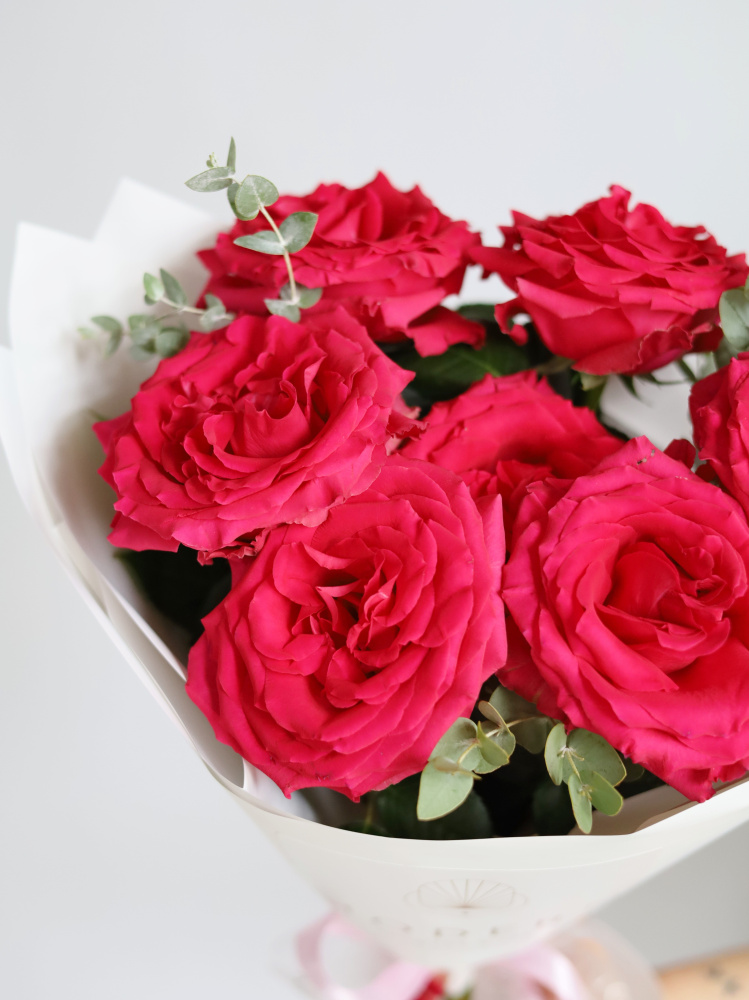 БУКЕТ С ЯРКОЙ ПИОНОВИДНОЙ РОЗОЙ И ЭВКАЛИПТОМ