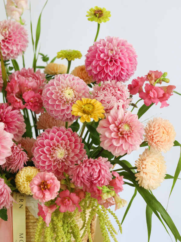 БОЛЬШАЯ ЛЕТНЯЯ КОРЗИНА С ГЕОРГИНАМИ И ДРУГИМИ ФЕРМЕРСКИМИ ЦВЕТАМИ