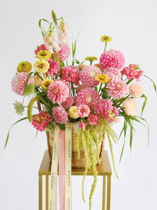 БОЛЬШАЯ ЛЕТНЯЯ КОРЗИНА С ГЕОРГИНАМИ И ДРУГИМИ ФЕРМЕРСКИМИ ЦВЕТАМИ