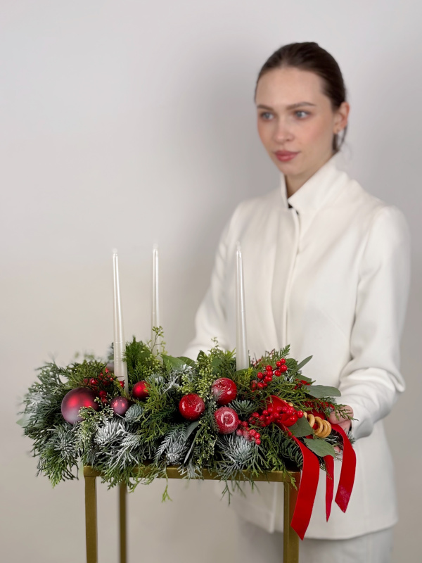 НАСТОЛЬНАЯ КОМПОЗИЦИЯ ИЗ НАТУРАЛЬНОЙ ХВОИ В РУССКОМ СТИЛЕ СО СВЕЧАМИ